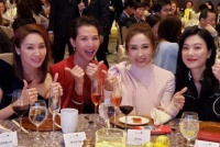 53岁张可颐近况曝光，一脸冻龄身材完美，情路坎坷至今单身