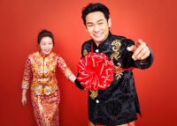杜德伟结婚10周年，晒中式婚照送钻戒表白老婆，浪漫十足