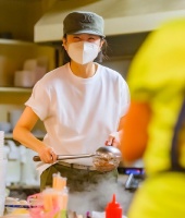 68岁林青霞现身街头煮面吃，重现“东方不败”笑容，自称感觉很好