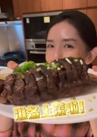 谢娜素颜为老公孩子做烤肉！牛排骨比脸还大，用袖子擦脸太接地气