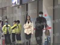 秦牛正威恋情疑似曝光！与高大男子牵手回家过夜，男方神似某凡