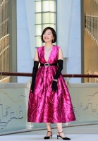 68岁林青霞穿桃红深V礼裙出席活动，戴价值近亿元珠宝贵气十足