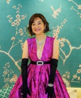 68岁林青霞穿深V礼服性感亮相，佩戴九千万珠宝贵气十足