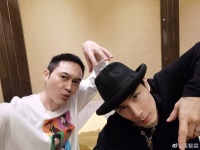 张智霖晒与李承铉自拍 “凤毛麟角”再同框帅气养眼