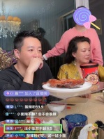 张兰母子罕见同框带货，网友提及大S，汪小菲面露尴尬