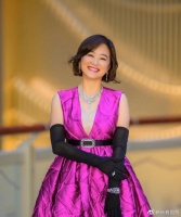 68岁林青霞近照曝光，深V礼服性感大方，佩带九千万珠宝亮相
