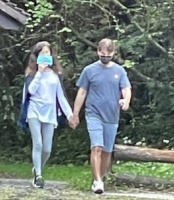 58岁俞小凡近况曝光，与老公翁家明牵手登山，夫妻恩爱令人羡慕