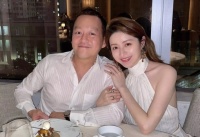 甜心港姐与富商丈夫结婚13周年！遭调侃父女恋，被曝准备生第四胎