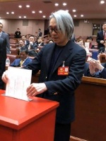 60岁周星驰难得露面，老态龙钟似70岁，至今单身惹心疼！