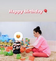 张柏芝为3胎儿子庆生，穿丝袜躺地上秀身材，儿子头上金发似混血