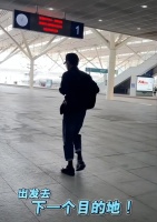 61岁刘德华独自坐高铁！背大书包无助理帮忙，对车内座椅狂喷酒精