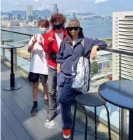 42岁张柏芝为三胎儿子庆生，粉色装扮宛若少女，母子合影超幸福