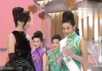 多年前关之琳和钟丽缇同台，两人都太美了