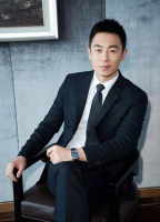 帅气男生朱亚文，穿西装太出众，娶了演员娇妻获幸福