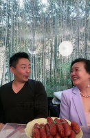 汪小菲与张兰同框出镜，母子二人开怀大笑画面温馨