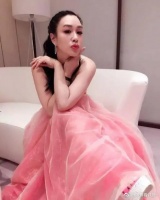 52岁钟丽缇做肠胃镜被曝怀孕！一家陪同太搞笑，老公亲吻拥抱安抚