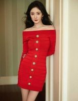 杨幂直播出镜整个人变形认不出？网友惊呼“好像换脸了”