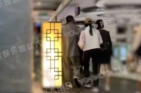 文章开豪车出行！14岁爱马近一米七气质绝佳，一旁短发女似马伊琍