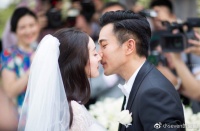 杨幂前任刘恺威恋情实锤，与李晓峰出门做核酸，搂着新女友很开心