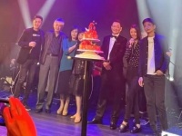 林心如全家出游！霍建华颜值赵本山化气质沧桑，林心如素颜像路人