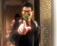 郭富城带家人吃饭遭偷拍，面露凶狠瞪大眼睛，怒指镜头警告偷拍者