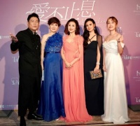 谢玲玲带女儿回台湾，38岁林恬儿美丽大方，举手投足尽展名媛风范