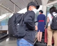 61岁刘德华独自坐高铁回家，背着大包小包排队上车，毫无明星架子