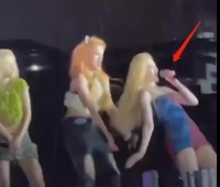 韩国知名女团表演遭遇冰雹！暴雨中跳舞狠摔在地，引起网友热议