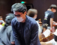 靳东低调现身剧院看演出，满头白发格外抢眼，不到46岁就老了很多