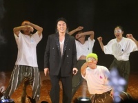 郑伊健连开9场红馆个唱，首首经典引全场合唱，蒙嘉慧陪公公观看