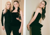 妮可拉晒与67岁母亲合影！小贝亲家气质高贵，身材纤细不输贝嫂