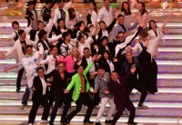 57岁郭富城穿透视衣热舞！扭腰摆胯秀一身肌肉，引众星欢呼尖叫