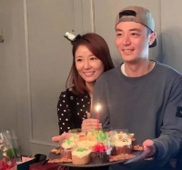 野生林心如霍建华外出被捕获，与粉丝合影无架子，5岁爱女意外入镜