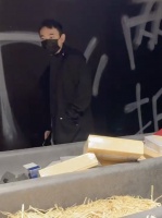 王思聪带美女逛集市，女方小腹凸起疑似怀孕，女友慎婕独自晒美照