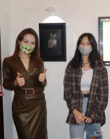 张学友17岁小女儿罕见露脸，与知名画家联名办画展，长相像罗美薇