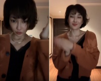 49岁牛莉家中热舞太妩媚！穿低领衣秀白皙锁骨，嘟嘴卖萌头发凌乱