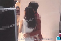 张杰拍夫妻大片秀恩爱！将谢娜紧搂怀中拍照，夫妻对视眼神拉丝