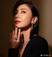 44岁贾静雯火辣出席活动！深v露到腰太大胆，完美身材不像三娃妈