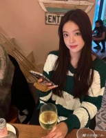 华谊老总女儿疑新恋情曝光！躺男方怀中亲密紧搂，郎才女貌太般配