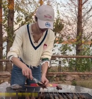 林峯夫妇带女儿野外烧烤，亲密喂食大秀恩爱，贴身搂抱草地上翻滚