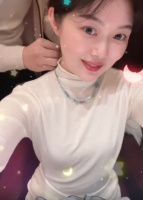 网红晚晚晒生日大餐！桌上海胆比手掌还大，夫妻温泉中紧搂一团