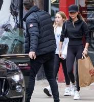 11岁贝克汉姆女儿逛街被拍！皮肤雪白四肢壮实，个子和妈妈一样高