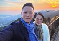 43岁胡杏儿剪短发戴发箍与老公出游，长胖的她像是怀了第四胎