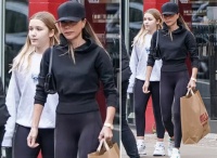 小七近照曝光！陪贝嫂逛街，进入发育期又长高，皮肤白皙好嫩