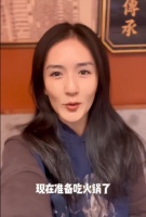 谢娜素颜与友人吃火锅！大口吃毛肚一脸满足，手舞足蹈兴奋唱歌