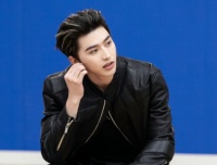 蔡徐坤提前解约打官司，前东家曝整容前后对比照，公开整容费用