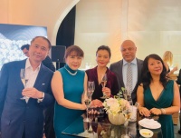 史可与富豪老公国外参加宴会！佩戴珠宝贵气逼人，喝香槟脸颊绯红