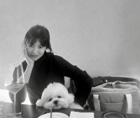 宋慧乔晒美照庆41岁生日，嘟嘴卖萌似少女，肌肤白皙脸部无皱纹