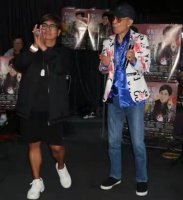 香港著名歌手为演唱会做宣传！患病需长期服药，视力仅剩一成