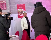 56岁任贤齐川西骑行被偶遇，在一家廉价餐馆吃饭，专挑便宜的菜点